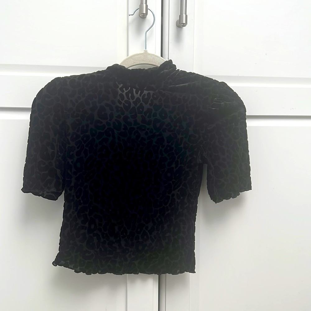 Black velvet, leapord print crop top with padded shoulder.